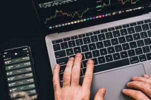 CFD a akcje – co się bardziej opłaca dla inwestora indywidualnego?